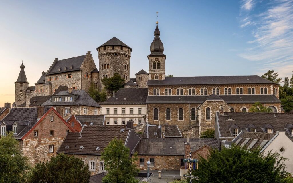 Burg Stolberg und Propsteikirche St. Lucia über der Altstadt der Kupferstadt