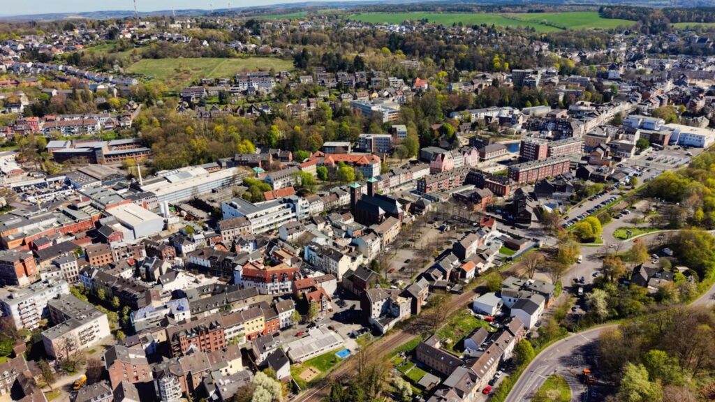 Blick über Stolberg mit Wohnbebauung und den Höhen der Eifel